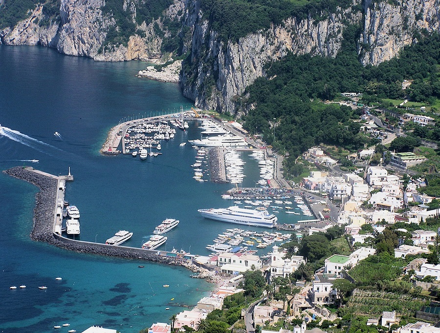 Capri helicopter charter flight service in Italy